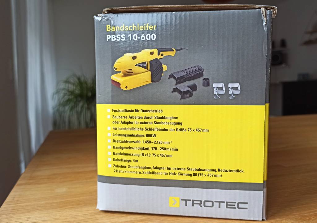 Ein Bandschleifer von Trotec ist inklusive einer großen Menge an Zubehör erhältlich.