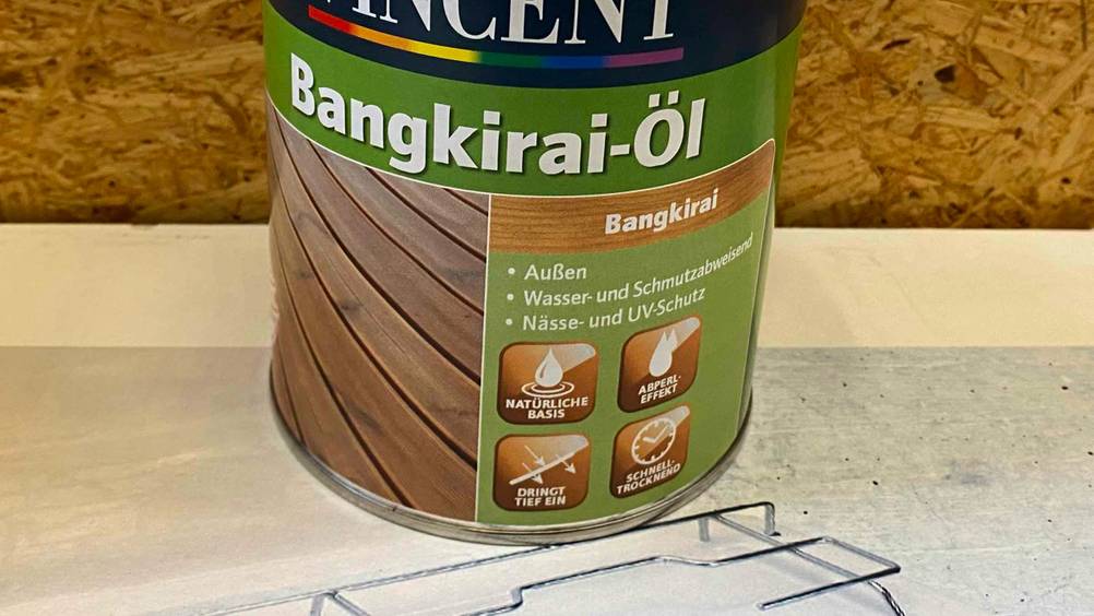 Bangkirai-Öl im Test: Nahaufnahme der Dose von vorne mit Infografiken.