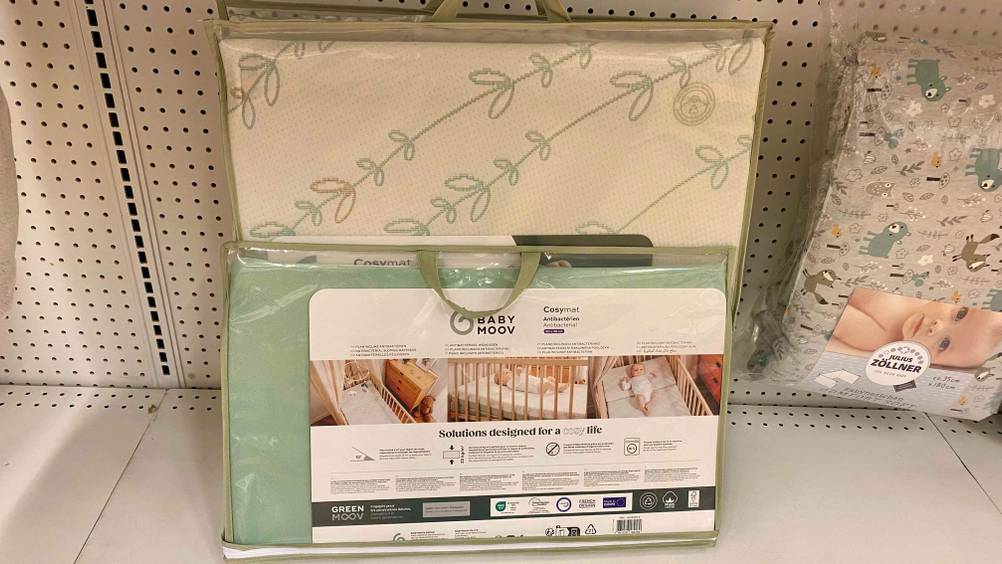 Im Test: In einem Regal befinden sich mehrere verschiedene Keilkissen neben anderen Produkten.