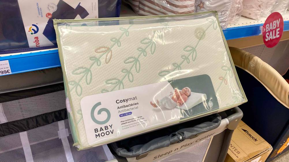 Vor einem Verkaufsregal befindet sich ein getestetes Keilkissen in seiner Originalverpackung.