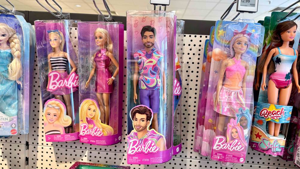 Getestet: Ein Barbie-Ken hängt neben andere Produkten in einem Regal.