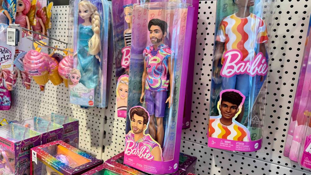 Ein Barbie-Ken im Test von schräg seitlich in einem Verkaufsregal hängend.