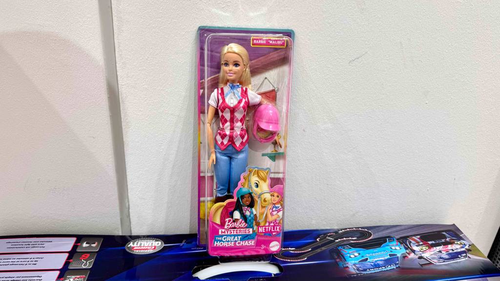 Barbie-Puppen-Test: Eine Variante steht vor einer weißen Wand.