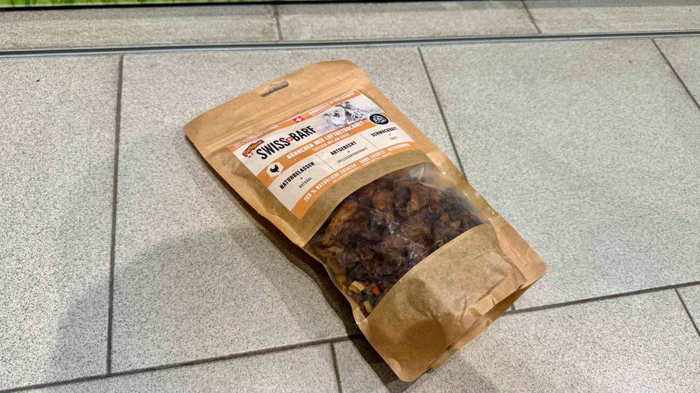 BARF-Hundefutter im Test: Auf dem Boden liegt eine Packung.