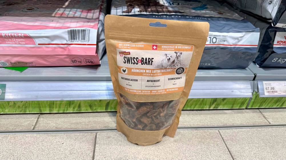 Getestet: Das BARF-Hundefutter steht vor einem Regal auf dem Boden.