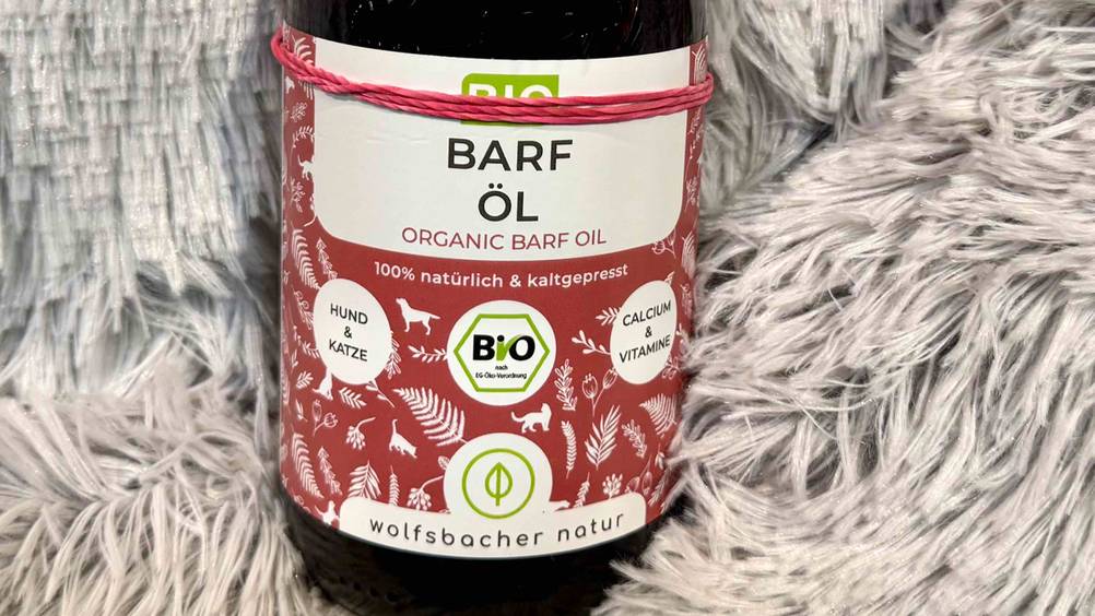 Barf-Öl getestet: Nahaufnahme des Labels auf der Flasche mit Arikelbezeichnung.