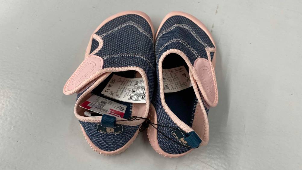 Barfußschuhe Kinder getestet: Ein Paar Schuhe mit Fokus auf den Einstieg.
