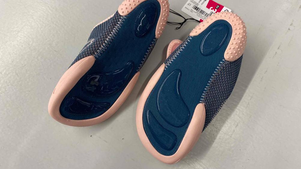 Nahaufnahme der Gelpads auf der Sohle der getesteten Barfußschuhe für Kinder.