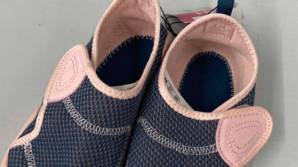Nahaufnahme der Fersen der getesteten Kinder-Barfußschuhe von oben.