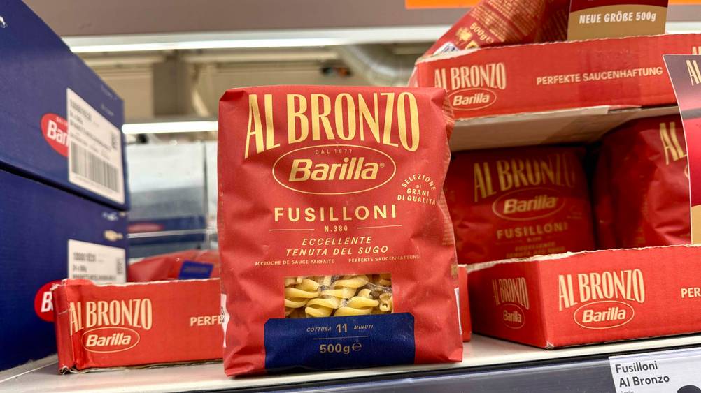 Mehrere Packungen der Barilla-Nudeln im Test in Kartons auf einem Verkaufsregal.