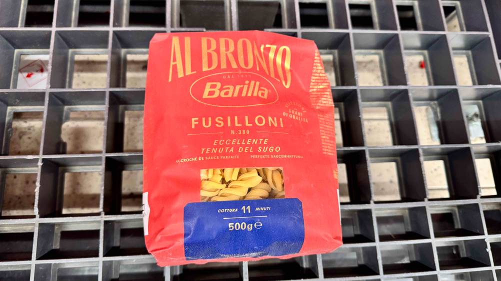 Getestet: Eine Packung Barilla-Nudeln von oben auf einem Plastikgitter.