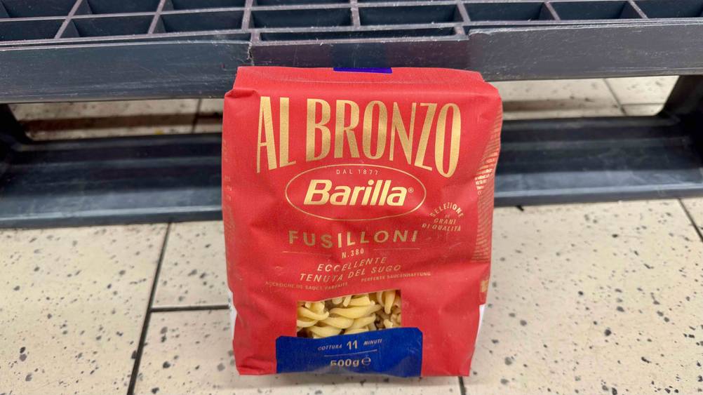 Barilla-Nudeln im Test: Eine Packung steht vor einer Plastikpalette.