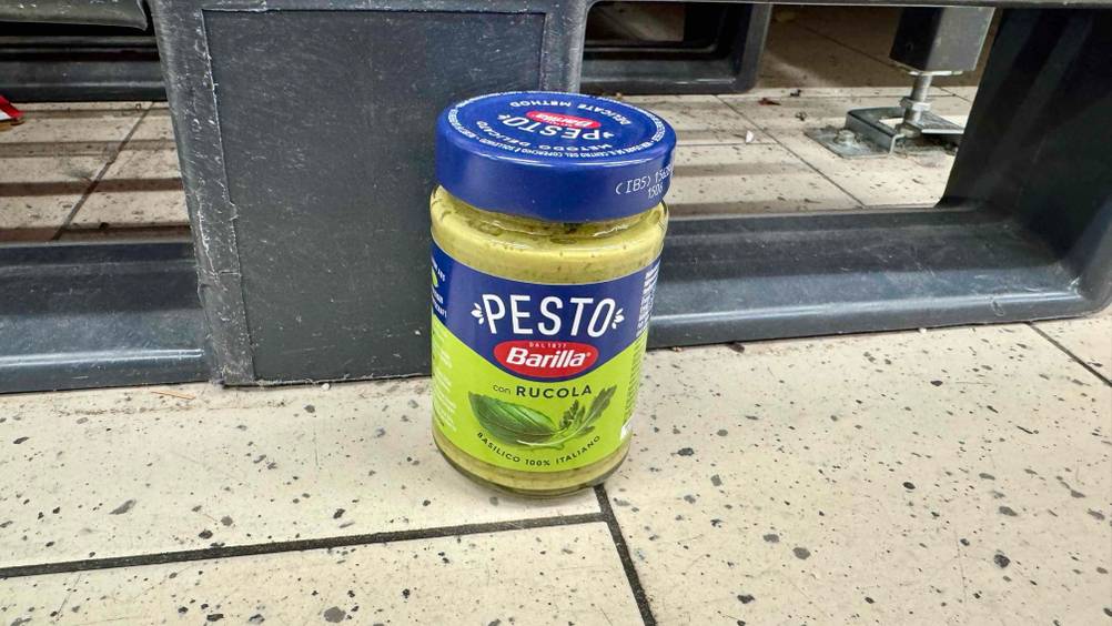 Barilla-Pesto im Test: Ein Glas steht auf einem hellen Boden.