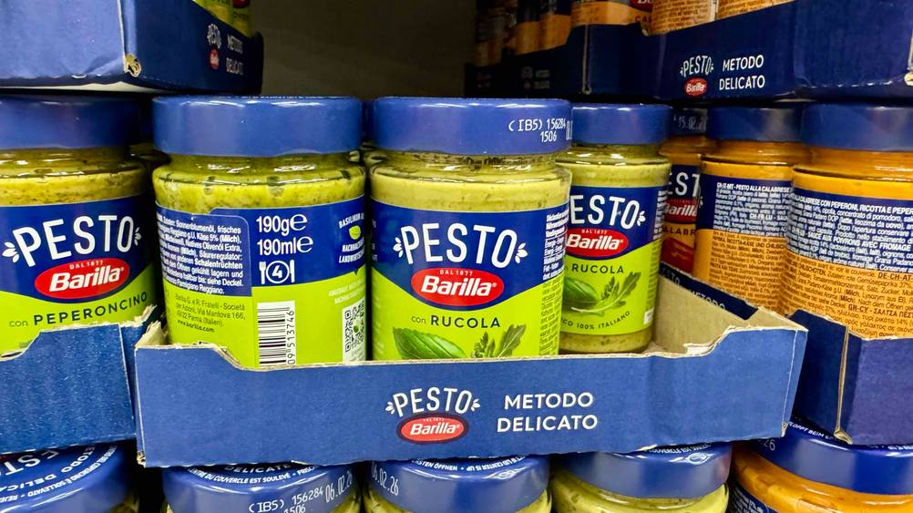 Barilla-Pesto im Test: Mehrere Gläser in Kartons in einem Verkaufsregal.