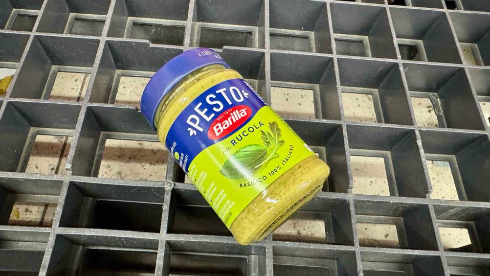 Ein Glas des getesteten Barilla-Pestos auf einem Plastikgitter.