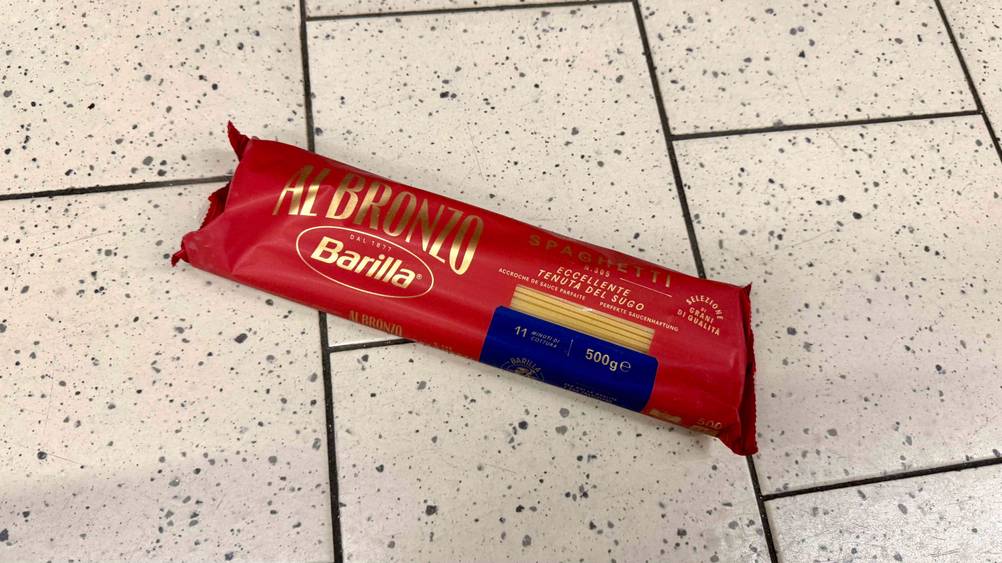 Barilla-Spaghetti getestet: Eine Packung von schräg oben auf einem hellen Boden.