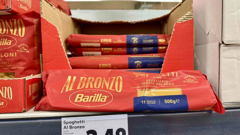 Mehrere Packungen der Barilla-Spaghetti im Test in einem Verkaufsregal mit Preisschild.