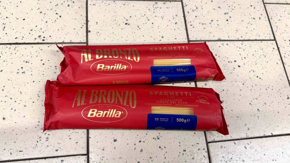 Zwei Packungen der getesteten Barilla-Spaghetti liegen auf einem hellen Boden.