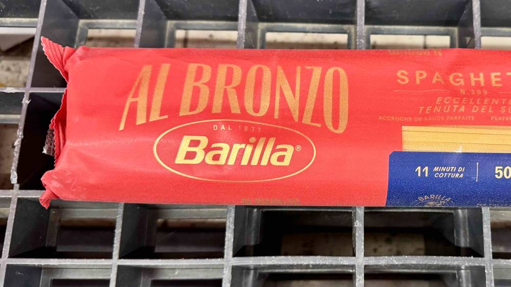 Barilla-Spaghetti im Test: Nahaufnahme des Logos auf der Packung.