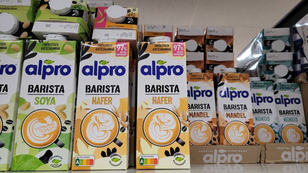 Mehrere Packungen des getesteten Barista-Haferdrinks in einem Verkaufsregal.