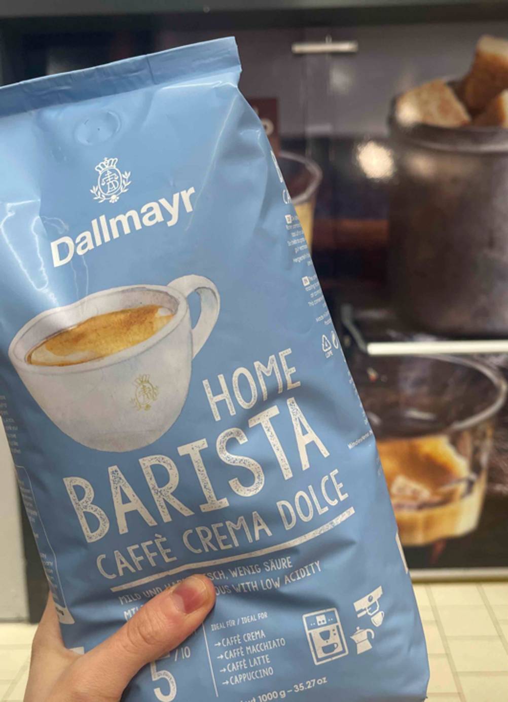 Barista-Kaffeebohnen-Test: Eine Hand hält eine blaue Packung.