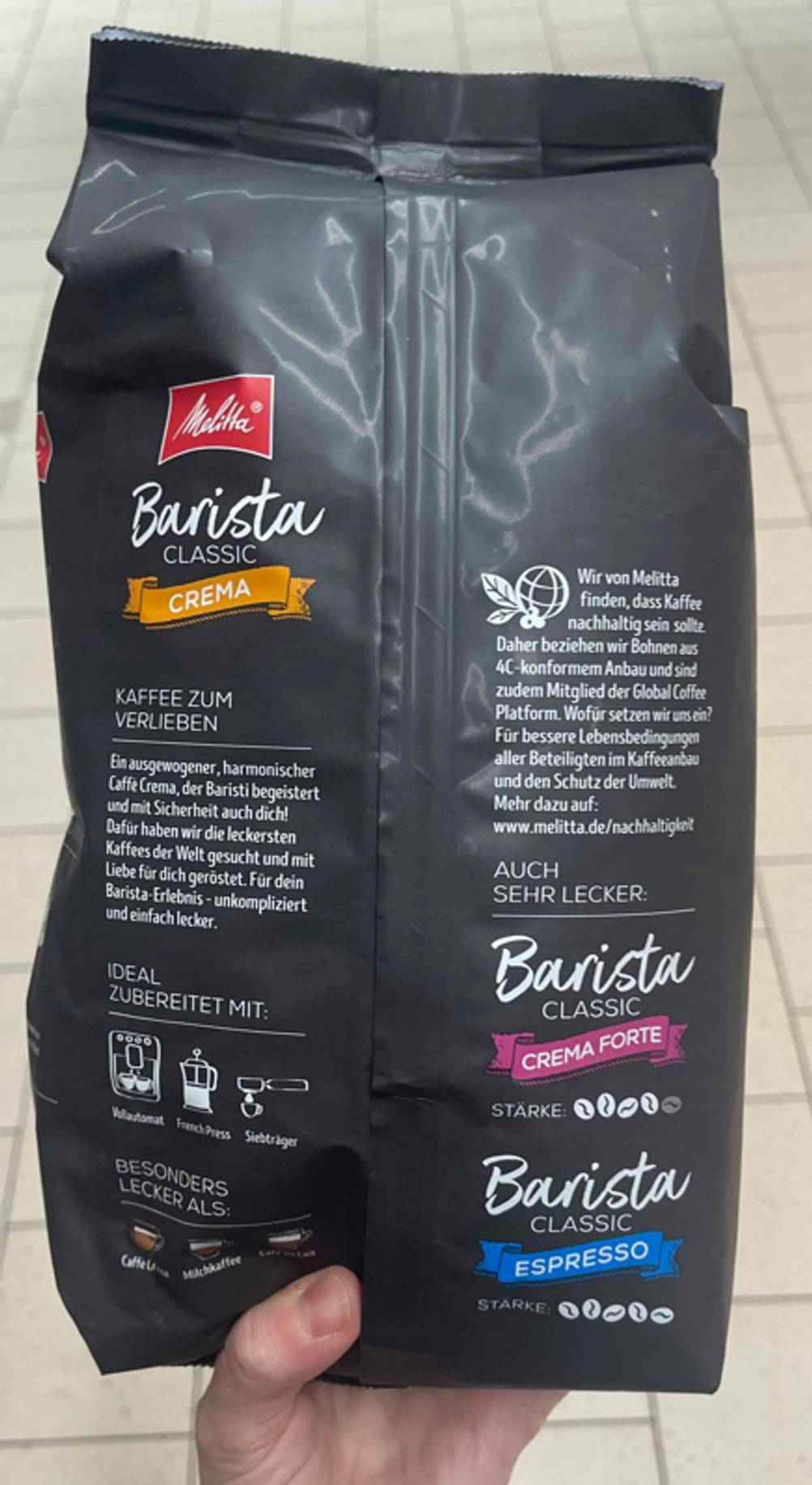 Auf der Rückseite einer Packung getestete Barista-Kaffeebohnen stehen Informationen zum Produkt.