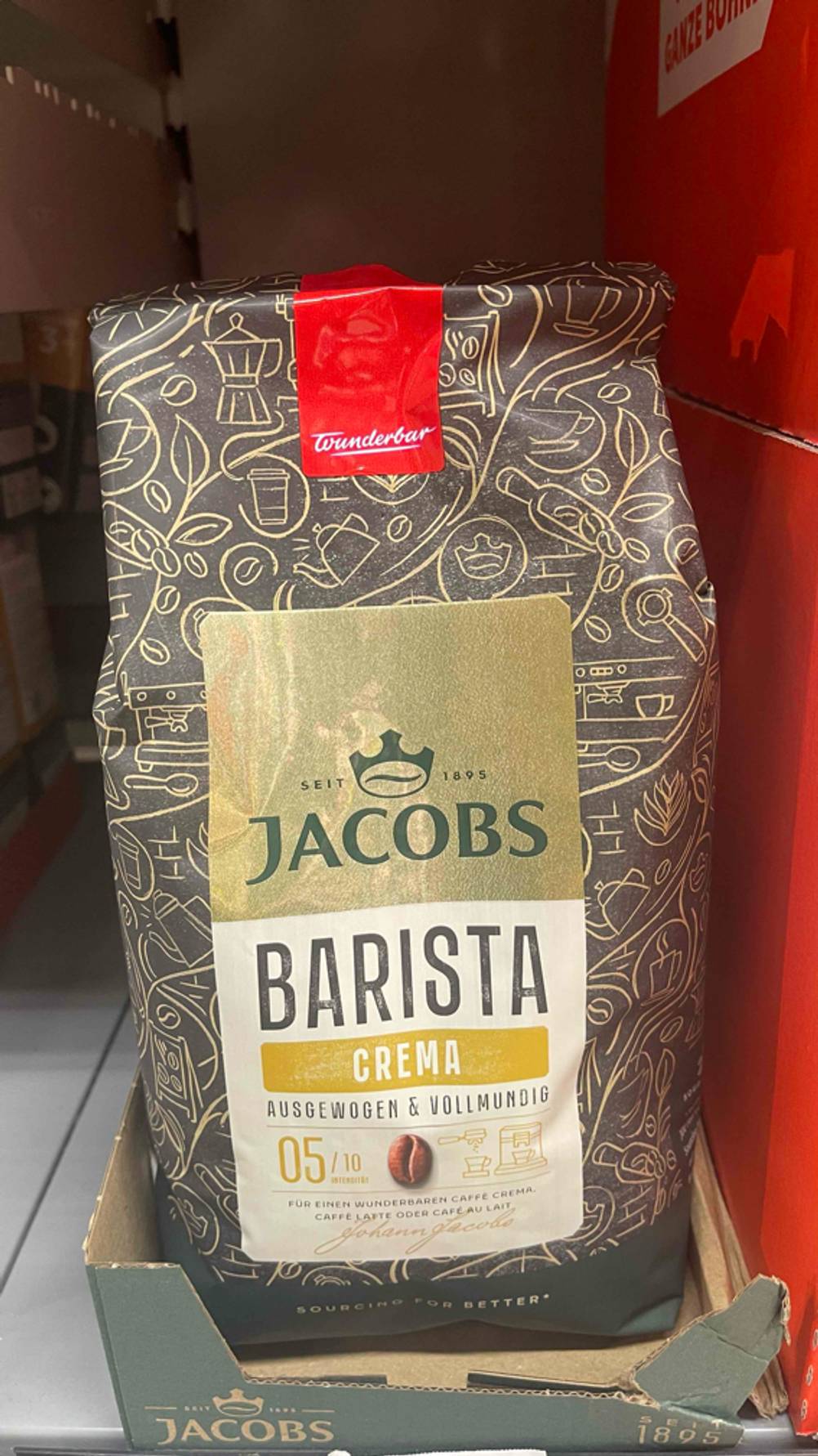 Im Test: Eine Packung Barista-Kaffeebohnen steht in einem Regal.