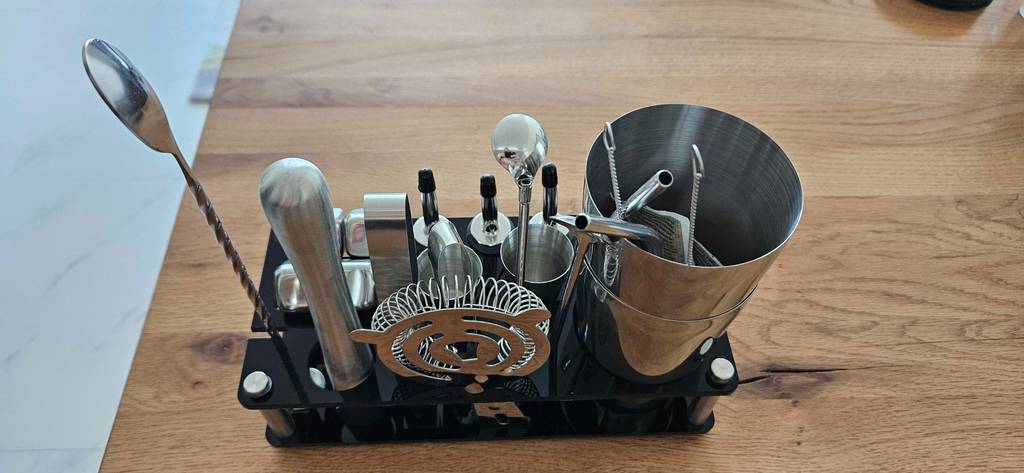 Ein getestetes Barkeeper-Set befindet sich auf einer Holzoberfläche. 