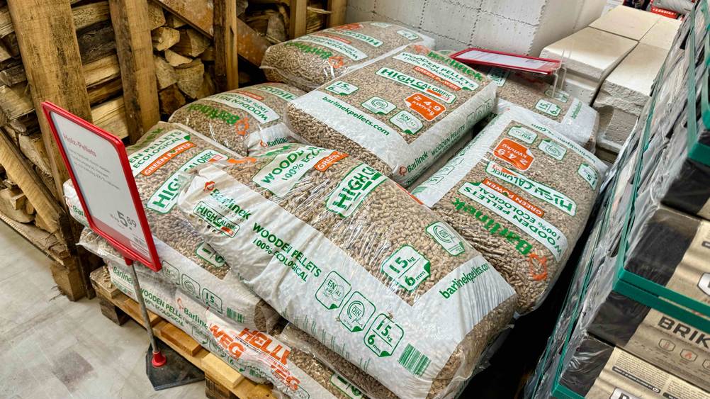 Holzpellets getestet: Produkt befindet sich in einer Plastikverpackung.