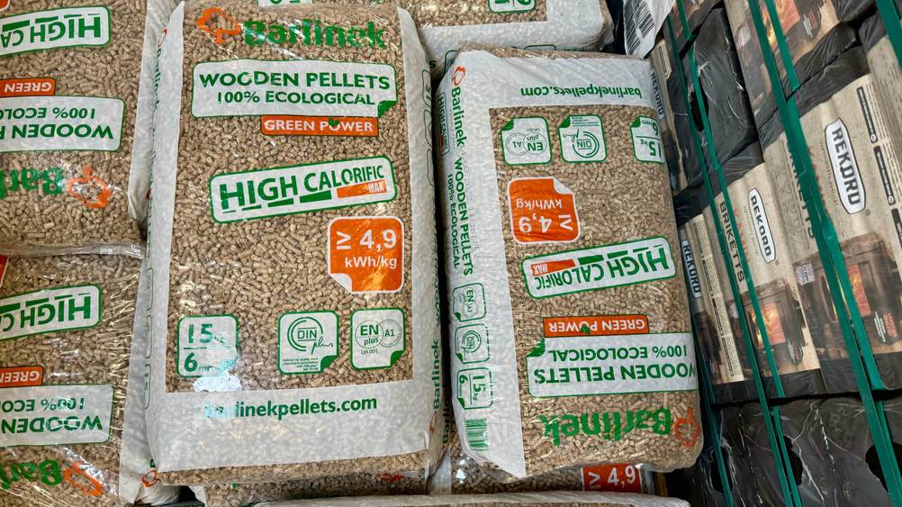 Holzpellets im Test: Auf Verpackung sind einige Informationen zu lesen.