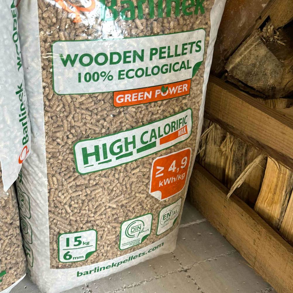 Getestete Holzpellets stehen auf dem Boden.