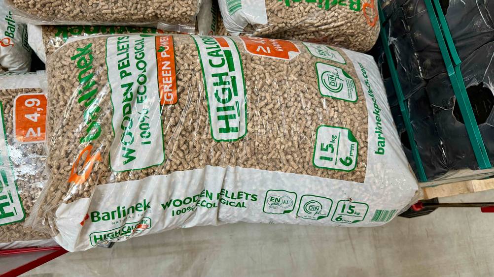 Holzpellets im Test: Verpackungen liegen aufeinander.