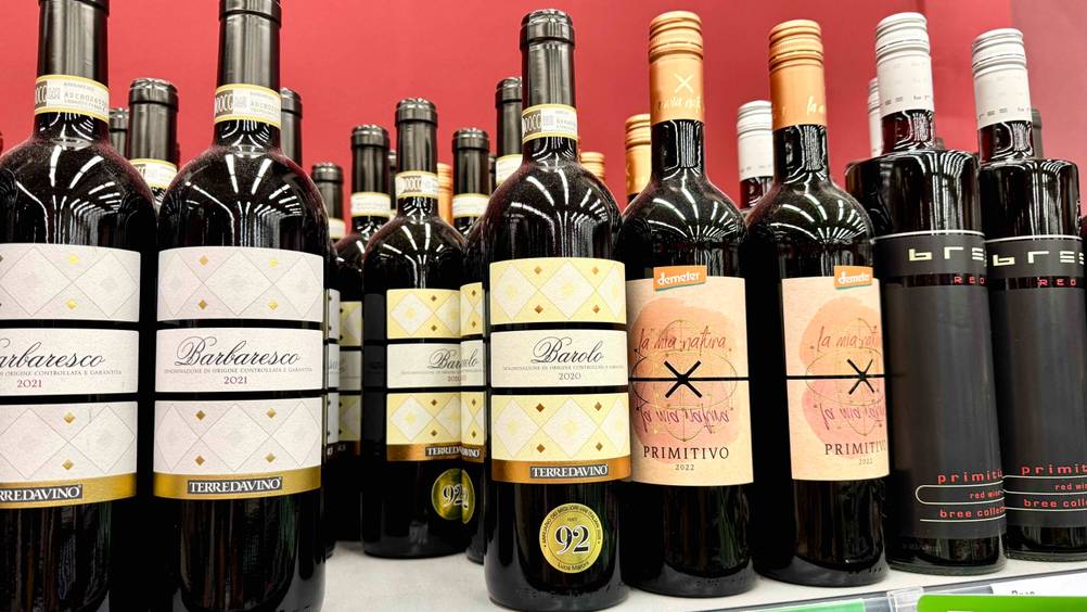 Mehrere Flaschen des getesteten Barolo-Weins in einem Verkaufsregal neben anderen Weinen.