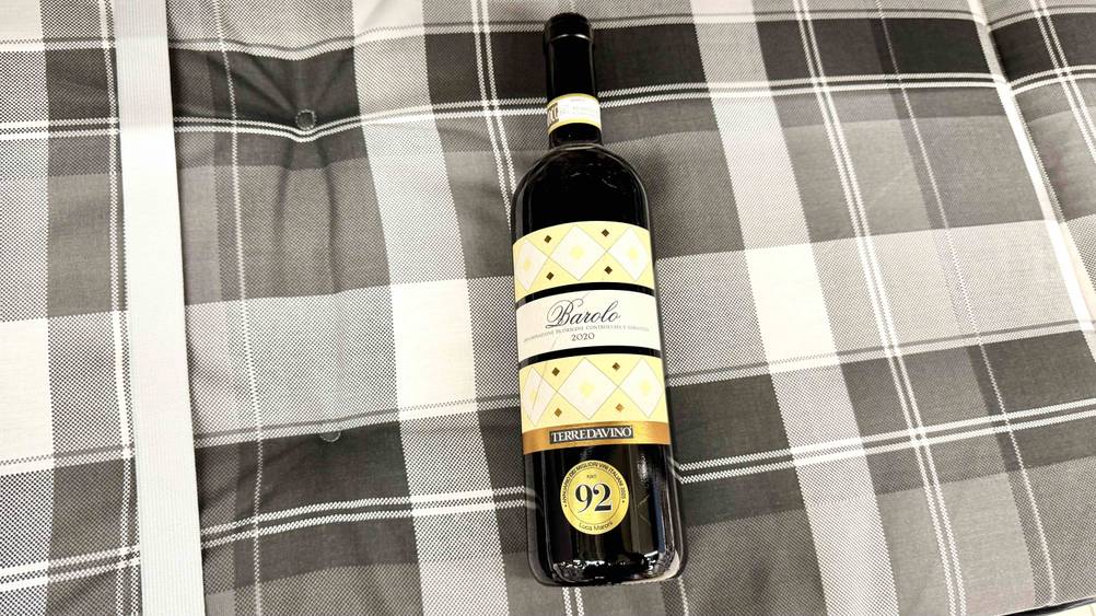 Auf einer karierten Fläche liegt eine Flasche des Barolo-Weins im Test.