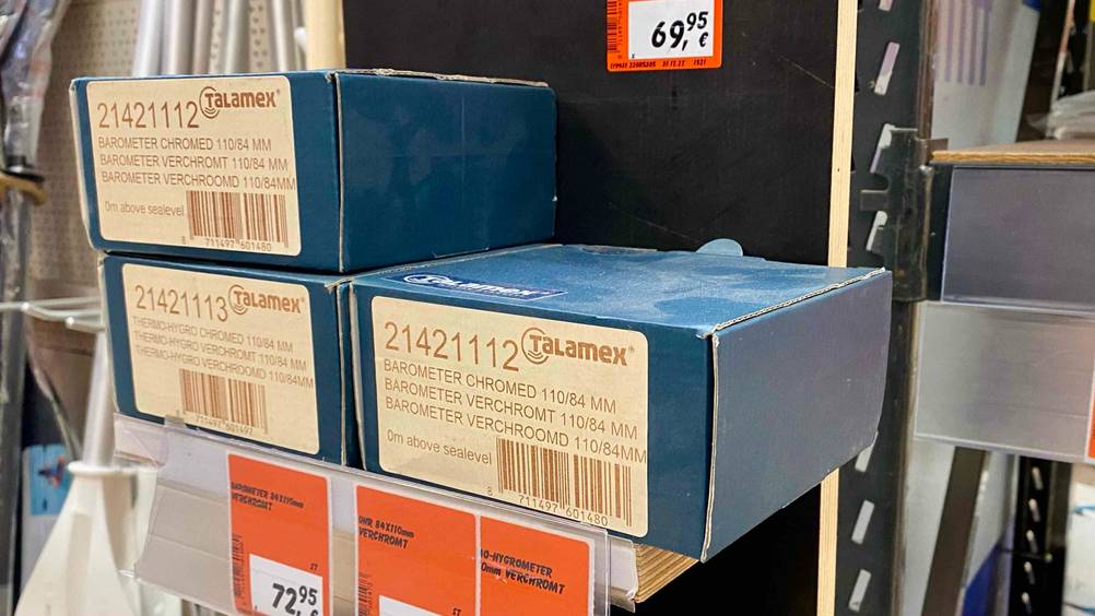 Mehrere getestete Barometer befinden sich verpackt in einem Kaufhaus.