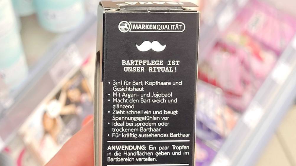 Bartöl-Test: Nahaufnahme der Seite einer Packung Bartöl mit Informationen.