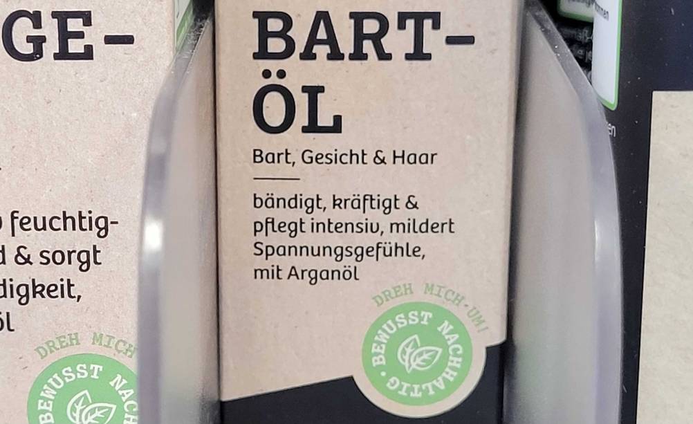 Nahaufnahme des Aufdrucks mit Informationen auf einer Packung des getesteten Bartöls.