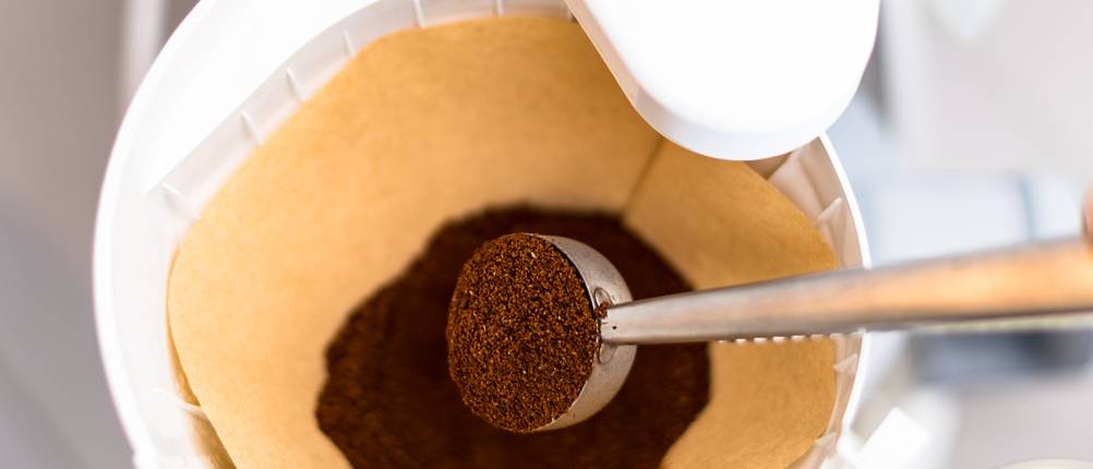Bartscher-Kaffeemaschine im Test: Ansicht einer geöffneten Filterkaffeemaschine mit Filterpapier.