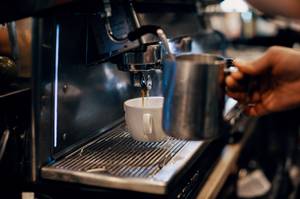 Getestete Bartscher-Kaffeemaschine: Kaffeemaschine bereitet Getränk zu.