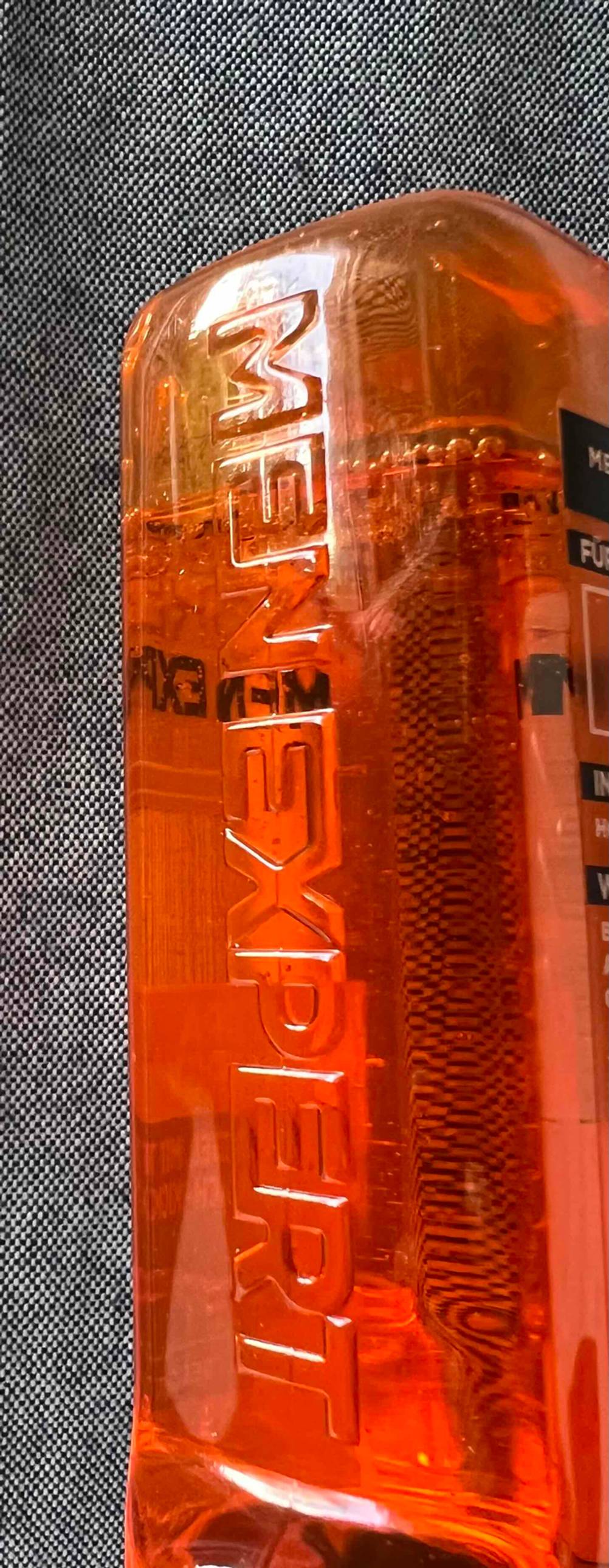 Im Test: Seitenansicht einer Flasche Bartshampoo mit Einprägungen.