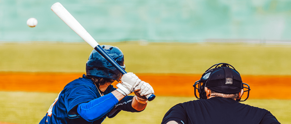 Baseballschläger im Test: Ein Spieler erwartet den Ball mit dem Schläger in der Hand