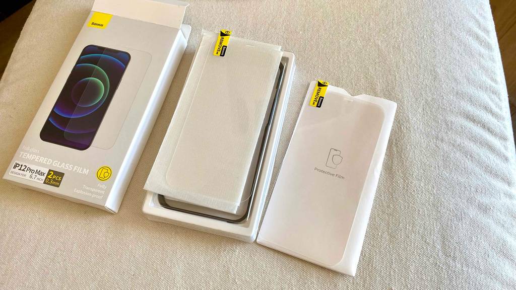 Iphone-12-Pro-Max-Panzerglas im Test: Blick von oben auf die Verpackung und zwei nebeneinander liegende Folien.