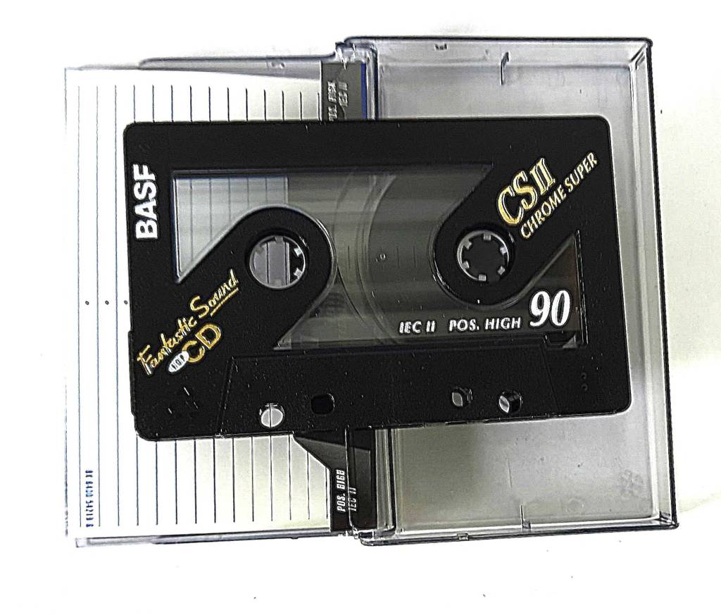 Eine getestete Audio-Kassette liegt auf der geöffneten Hülle mit Beschriftungsinlay.