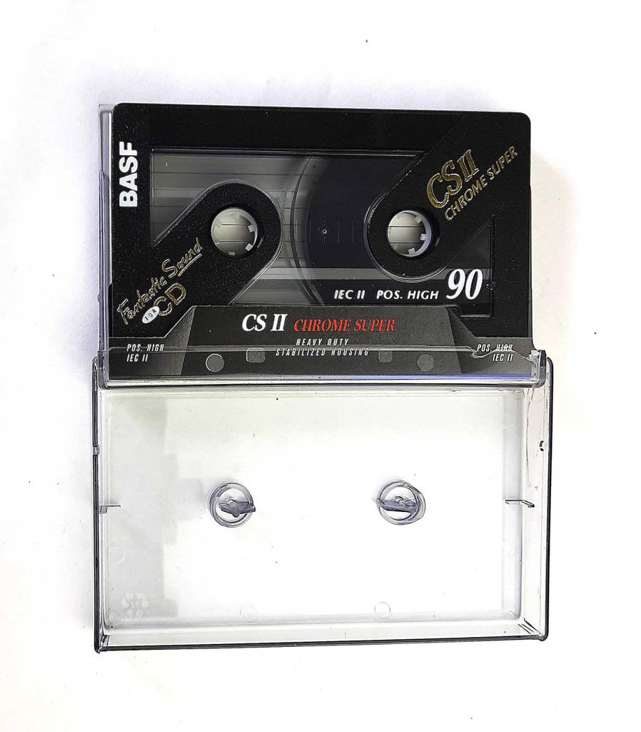Audio-Kassetten getestet: eine Kassette liegt in der geöffneten Hülle.