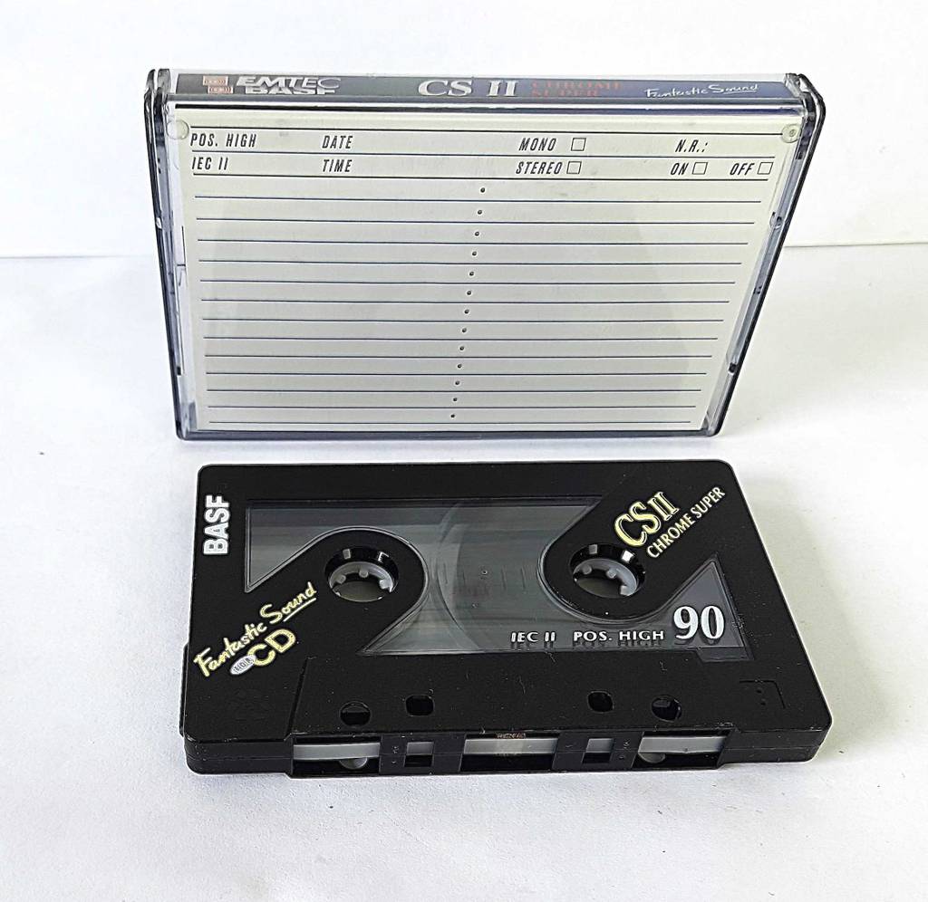 Audio-Kassetten-Test: Eine Kassette liegt vor der stehenden Hülle.