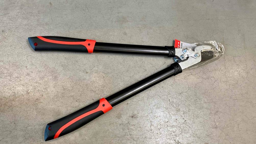 Amboss-Astschere-Test: Eine verpackte Amboss-Astschere von oben auf einem Betonboden.