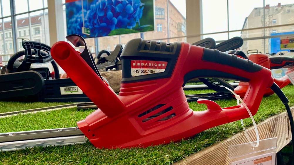 Elektrische Heckenschere getestet: Design der Heckenschere ist in Rot und Schwarz gehalten.