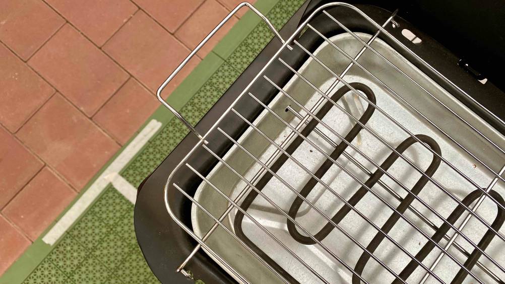 Elektrogrill geteste: Nahaufnahme des Heizelements unter dem Grillrost.