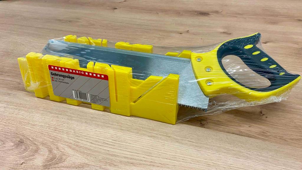 Gehrungssäge im Test: Detailansicht des Sägeblatts einer Säge in Originalverpackung.