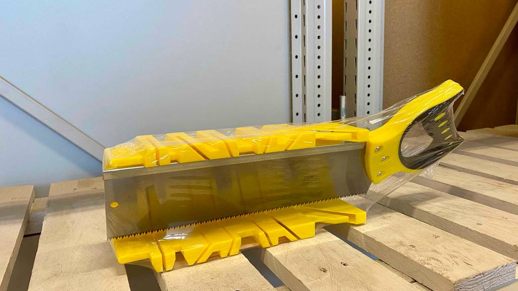 Innenansicht einer in Plastik verpackten Gehrungssäge zum testen.